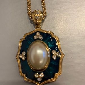 NEW Vintage Burberrys of London Pearl Necklace